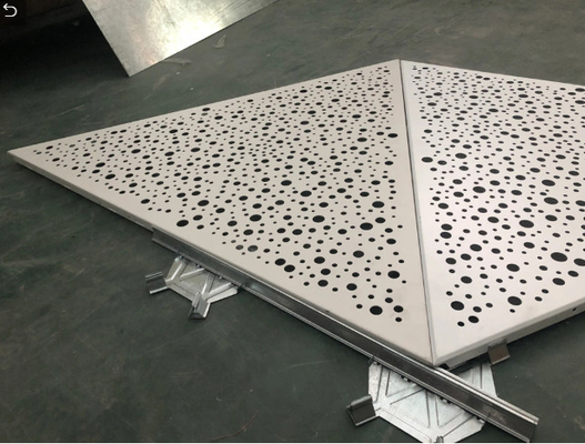 Пефорированные акустические плитки потолка металла пудрят покрытое триангулярное для выставочного центра